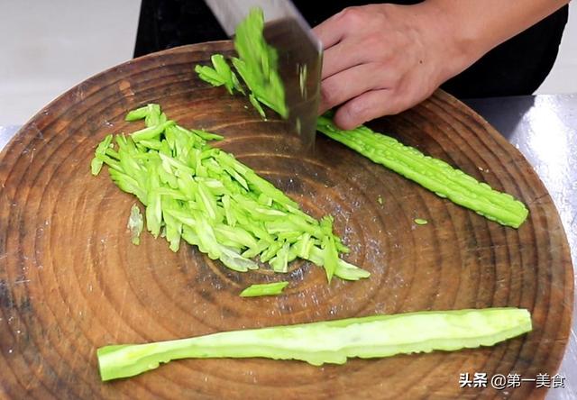 苦瓜炒鸡蛋，想要苦瓜不苦，鸡蛋鲜嫩滑口，厨师长告诉你窍门