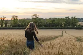 男人愿意和你聊天，但却不主动约会，往往有三个原因图片