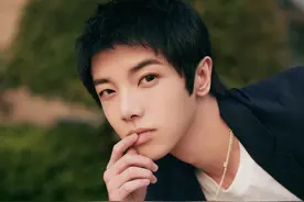 华晨宇酒吧内吸烟被曝光后，网友提出四点批评，反而觉得温馨图片