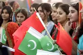 在巴基斯坦遇到当地美女和你握手，导游：别多想，不是在欢迎你图片