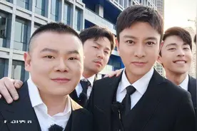 没想到，录了7季《极挑》的元老王迅，节目中仍然是“小老弟”图片