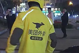 外卖小哥送餐引围观，原来送餐的车不一般，网友：富二代体验生活图片