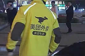 外卖小哥送餐引围观，原来送餐的车不一般，网友：富二代体验生活图片
