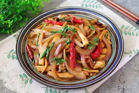 洋葱搭配杏鲍菇一起炒，营养丰富口感好，味道不输吃肉，家人爱吃图片