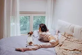 床上瑜伽动作，每天睡前练，瘦腿塑形效果好图片