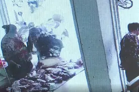 嫌猪肉太贵 女子偷肉炒菜被抓现行！民警：盗窃数额不到20元图片