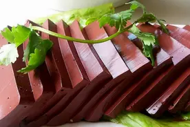 吃猪血后，排出黑色便便，是体内在排毒吗？医生一次性说清楚图片