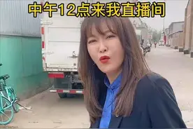 48岁王小骞近况曝光，拎6位数包包富贵出街，嫁平凡老公仍幸福图片