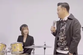 柳岩与春晚台柱子贾冰同框，同为40岁状态却大不同！女方遭催婚图片