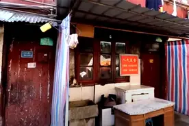 上海1家6口住24㎡房，却塞下4间卧室和一个馄饨店？怎么办到的？图片