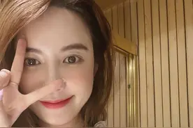 网红张大奕晒自拍与护肤品图片，背景出现疑似一只男性脚！曾与蒋凡传绯闻图片