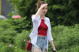 美女逛街下雨了没有伞，好尴尬图片