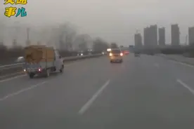 三轮上路左右摇摆 违规载人车毁人亡图片
