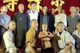 少林寺小武僧拒绝握手郎平，郎导却笑开花 朱婷单手插兜现身影院图片