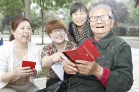 农民参加居民养老保险，缴费档次选择多，建议尽可能选高档次缴费图片