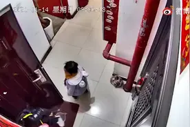 （视频）@太原人，点赞！近日，山西阳泉一个小女孩出门时，顺手帮邻居家丢门口垃圾图片