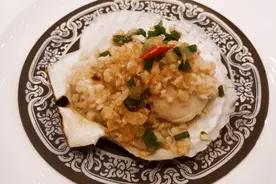 大连有名的海鲜饭店，5个人八道菜花了700元，大家看看都有啥图片