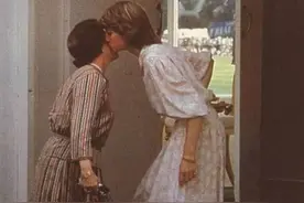 女王也偏爱过戴安娜：行贴面礼时婆婆踮脚迎上去，儿媳弯腰显尊敬图片