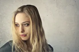 表面上爱你，心里却不爱你的男人，往往有三个特征图片