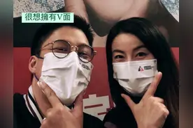 霍启刚携爱妻捧场黎明演唱会，海报下合影秀恩爱，感慨回忆回来了图片