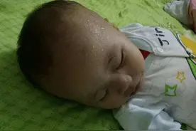 天再热也别这样开空调睡觉，费电还坑娃！不想让娃遭罪的家长看看图片