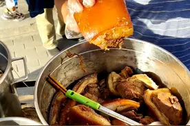 河南70岁怪老头街边卖卤味，猪蹄15一斤，先尝后买不尝不卖图片