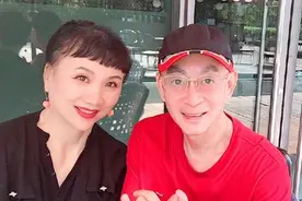 六小龄童与妻子于虹结婚32周年，两人同框秀恩爱，令人羡慕图片