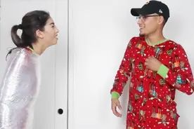 作死小哥在女友身上裹100层保鲜膜，女友毫无还击之力，真会玩视频封面