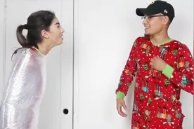 作死小哥在女友身上裹100层保鲜膜，女友毫无还击之力，真会玩视频封面