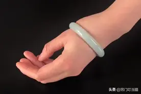 玉手镯戴久了取不下来怎么办？教你一招，3秒快速取下还不伤手图片