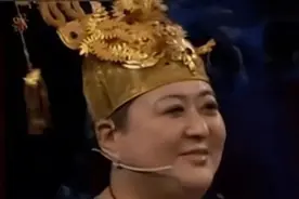 农村大妈头戴“慈禧太后”凤冠去鉴宝，刚登台，专家：赶快摘了它图片