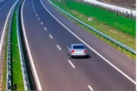 高速公路左侧道路是专用超车道吗？图片