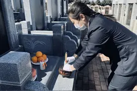 疫情催生清明节“代祭扫”服务，擦墓碑、摆供品，还要回传家属照片，一上午能接30单图片