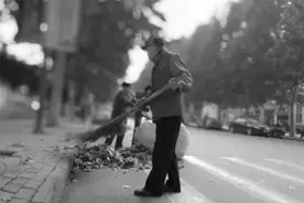 1986年上海某大学扫地大爷，因获先进暴露身份，竟是某空军副军长图片