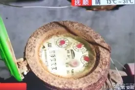 市民家中水表疯转，知道水管有漏点，可是谁来修？图片
