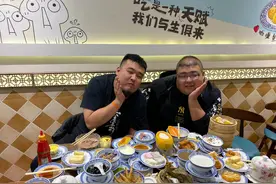 “盐王爷”半吨假吃翻车，漏洞百出的吃播，为啥网友会信以为真？图片