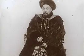 晚清老照片：女子穿铠甲模样滑稽，“丐帮帮主”显露真容图片