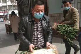 买大葱卖大葱：安阳县献昌爱心公益发起人李献昌爱心献给菜农图片