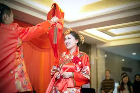 结婚时发现敬茶红包里装的是废报纸，新娘当众宣布：这婚我不结了图片