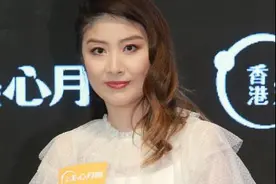 陈慧琳气质真高级，穿小白裙身姿窈窕纤细，哪像快到50岁的人图片