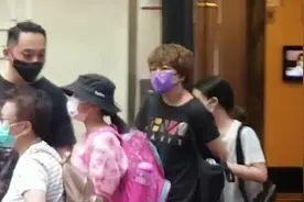 霍汶希11岁女儿罕见曝光，看到镜头即刻躲助手身后，生父至今是谜图片