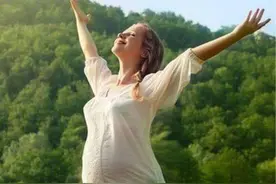 孕妈散步，是在给腹中的宝宝荡秋千？胎儿的舒服程度超出孕妈想象图片