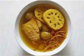 虫草花莲藕瘦肉汤，入秋开学季好汤水滋润一下，合适全家人的汤水图片