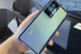 VIVO X70pro这回确实好看多了，有美哒哒外壳护航，男女都喜欢图片