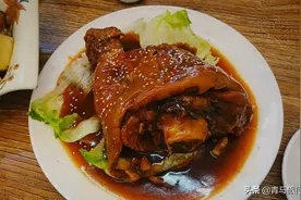 天津一家藏在巷子里的餐馆，做肘子津门第一，吃过的都说好图片