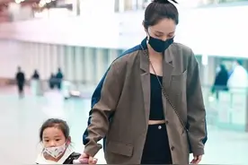 董璇带5岁女儿亮相机场，西装+凉鞋个性潮流，小酒窝俏皮可爱图片