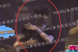 33岁内地小生疑似恋情曝光，二人街头举止亲密，上演最萌身高差图片