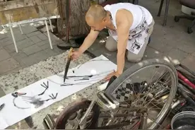 修车老汉“白菜价”出售画作，自称超过齐白石，获徐悲鸿遗孀肯定图片