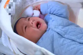 婴儿半夜总是“醒来”好几次，宝宝睡眠规律、应对策略，一文讲清图片