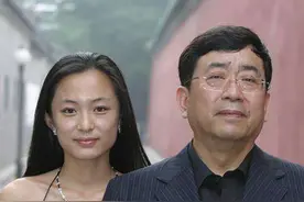 余秋雨：文学才子，感情"伪君子"；弃13年糟糠妻，娶小16岁新欢图片